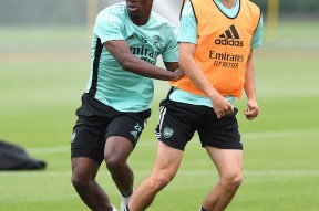 九游体育-集结日里昂备战英超；扳平良机细节曝光；质疑声仍在；训练强度明显提升(两度落后两度扳平风雨彩虹铿锵玫瑰)